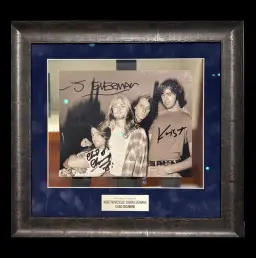 Krist Novoselic、Chad Channing 及 Jason Everman（Nirvana 涅槃樂隊）三人親筆簽名裝框相片
