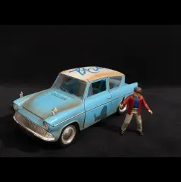 Daniel Radcliffe（丹尼爾·烈福）親筆簽名《哈利波特：消失的密室》（2002）Ford Anglia 模型車