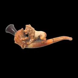 White Stone and Amber Smoking Pipe with Regal Lion Figure – Mid-19th Century Austrian Meerschaum Masterpiece