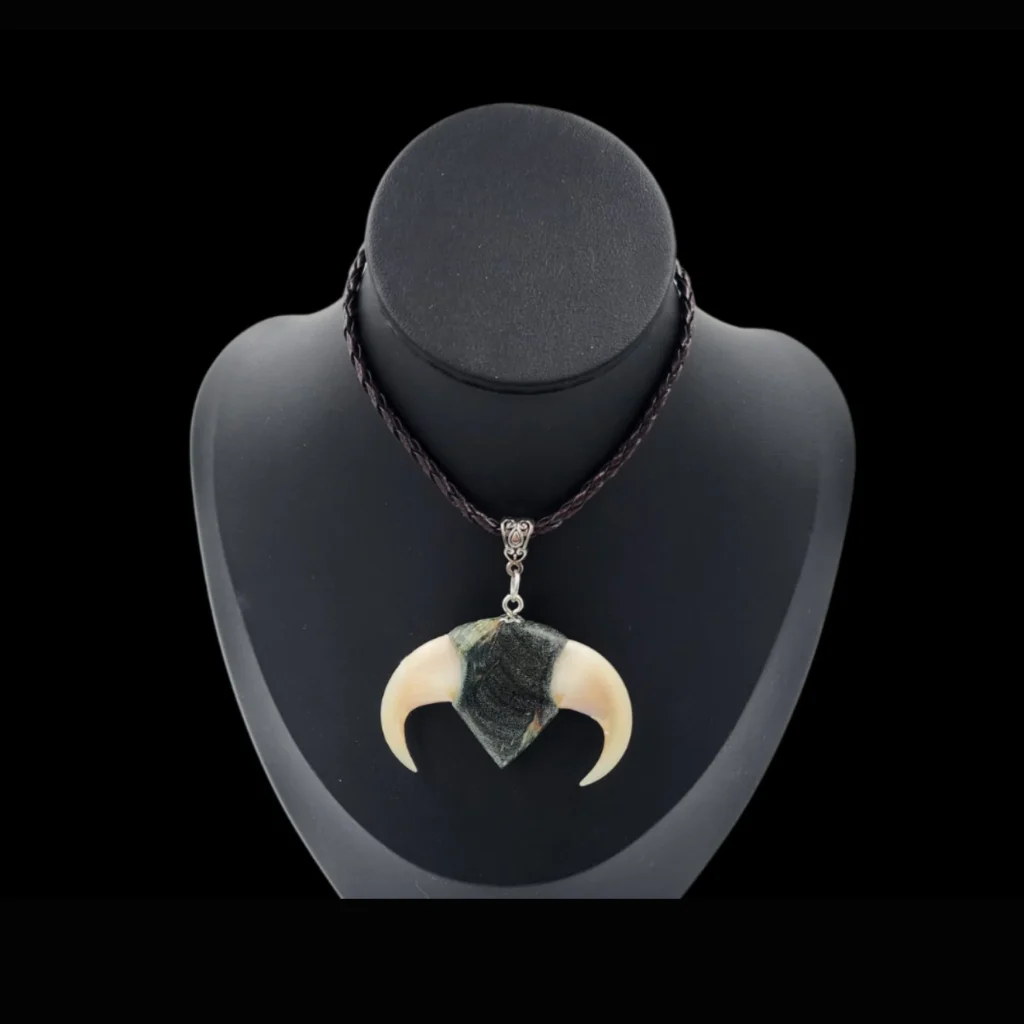 Pendant with Twin Lynx Claws – A Talisman of Strength and Elegance